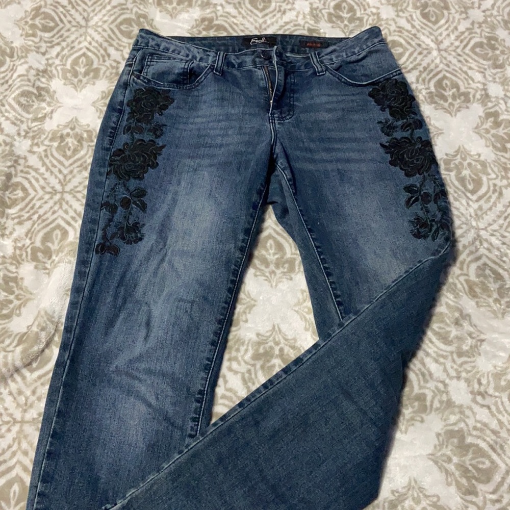 Blue flower embroidered jeans ❤️